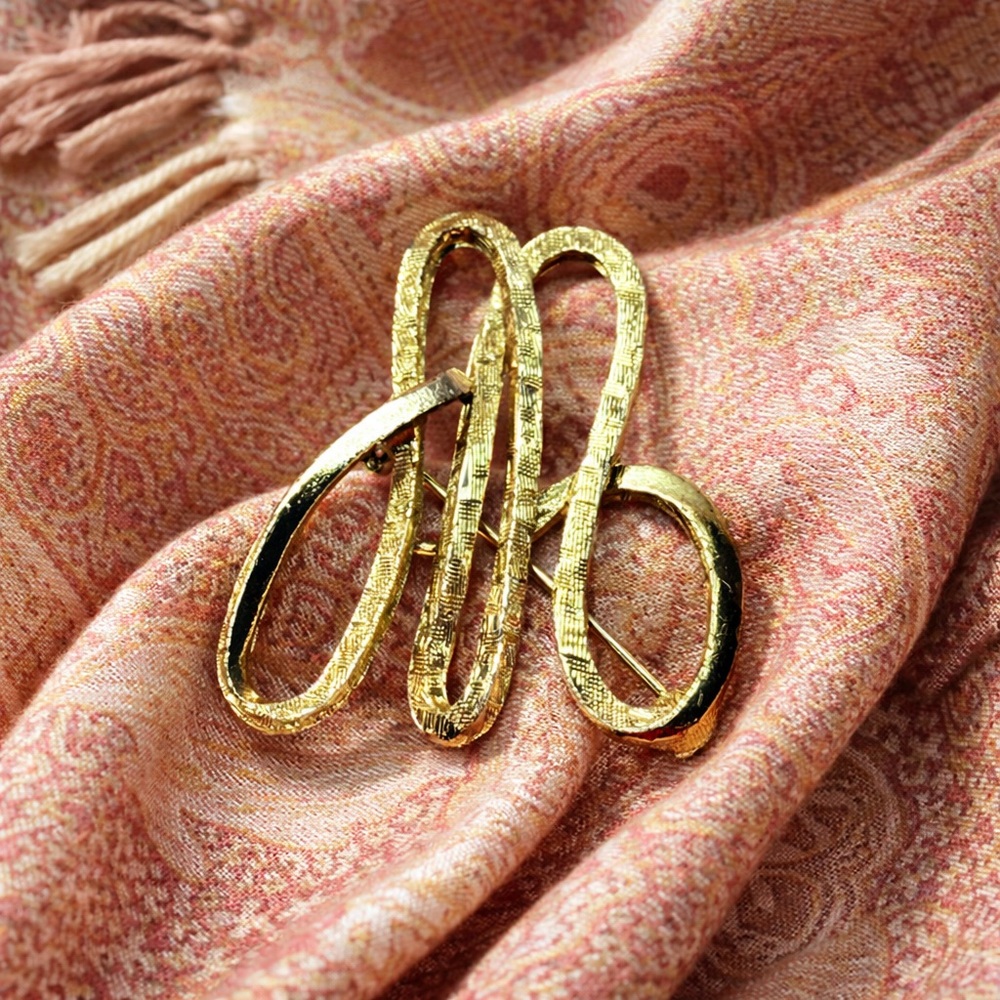 💕2/$30 Vintage Gold Tone Script Letter M Brooch Textured Monogram Initial Pin